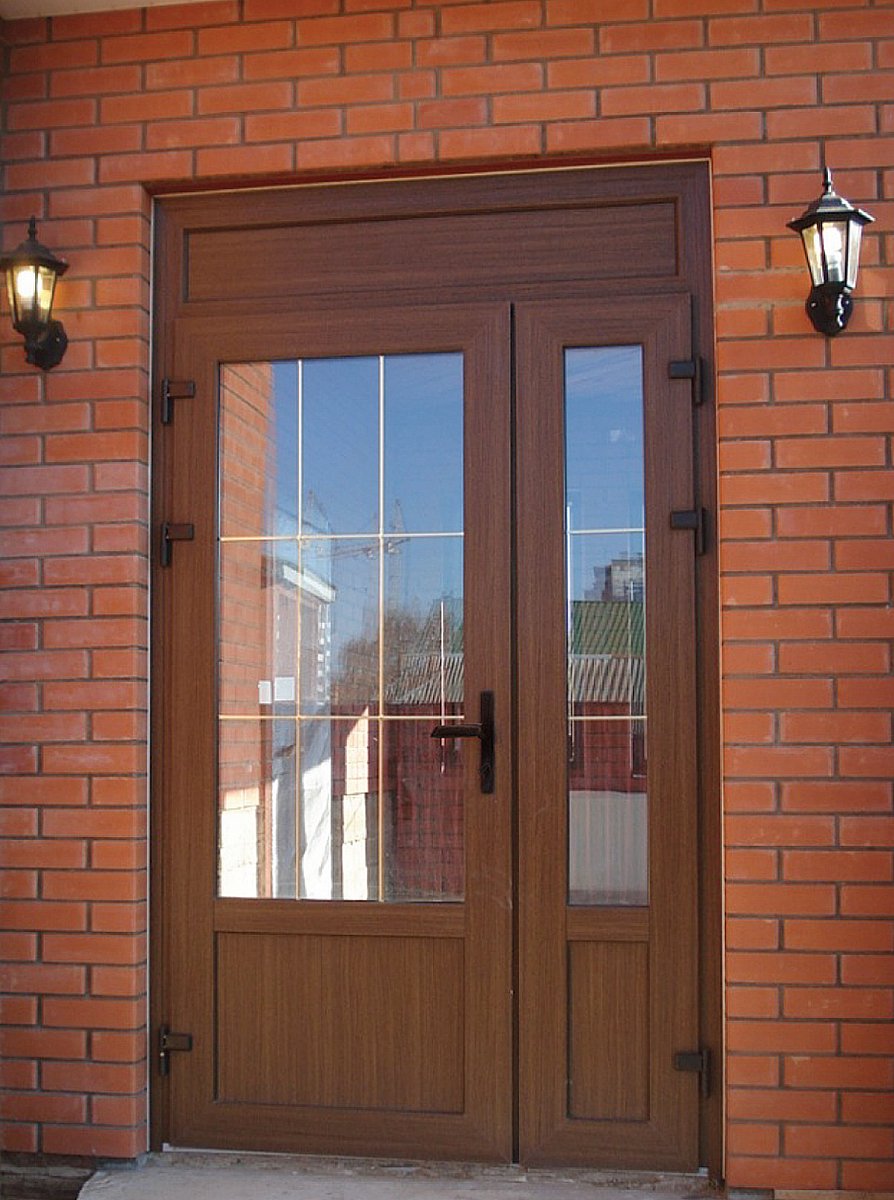 Пластиковые входные двери в частный дом