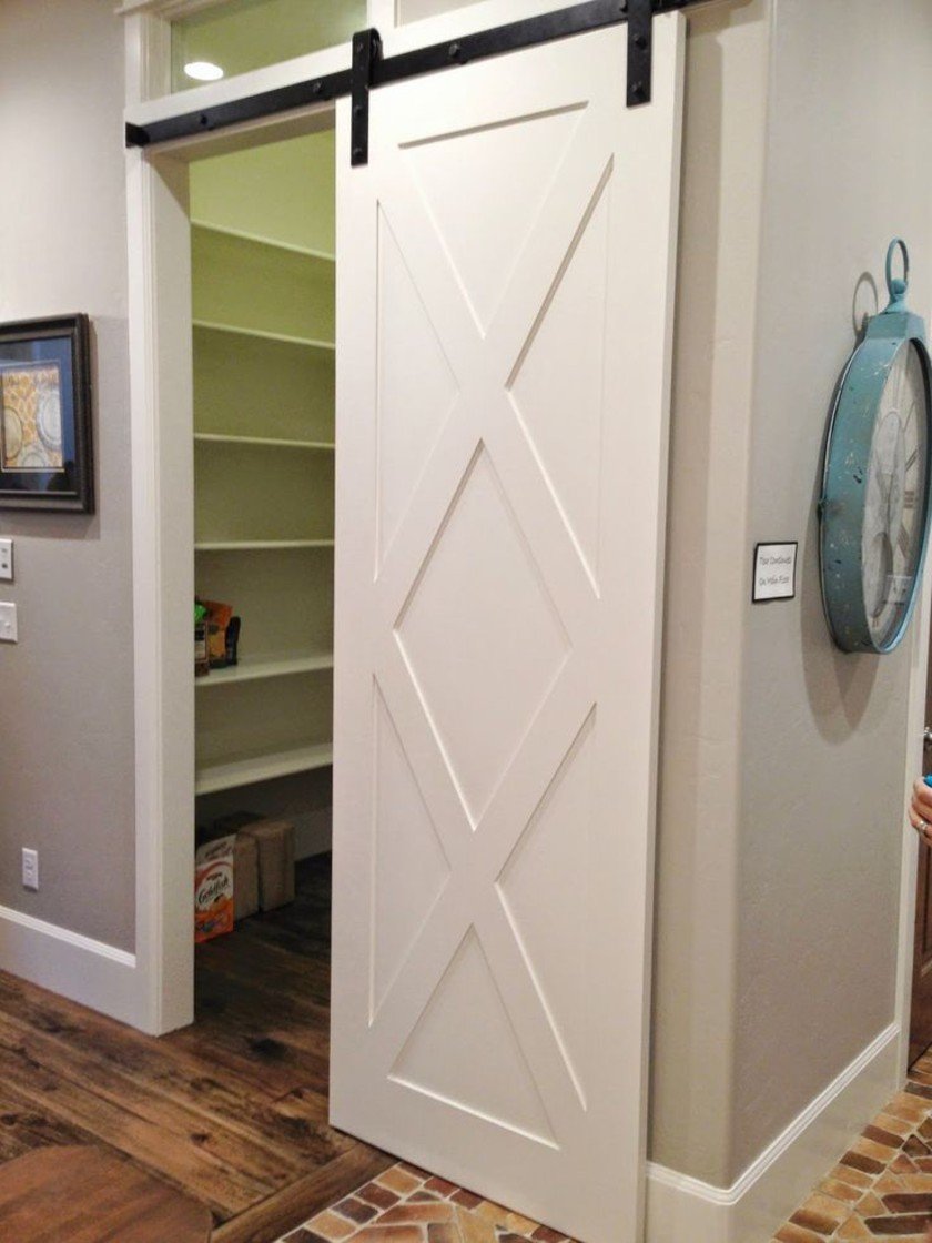 Встроенная кладовка в прихожей