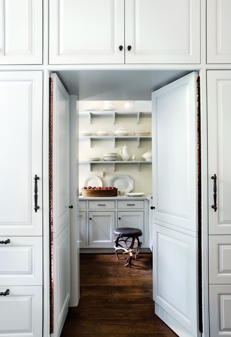 Встроенный холодильник в шкаф в прихожей