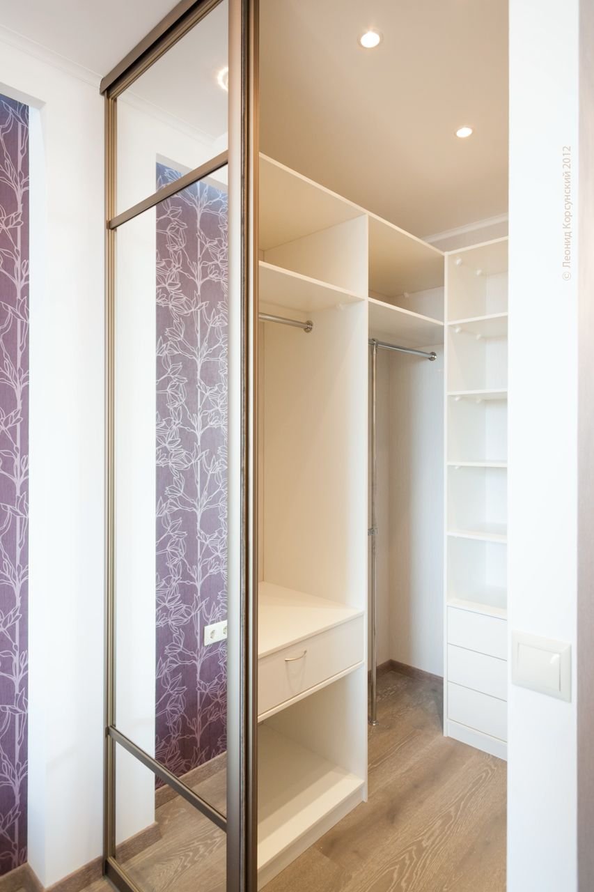 Маленькая гардеробная с раздвижными дверями
