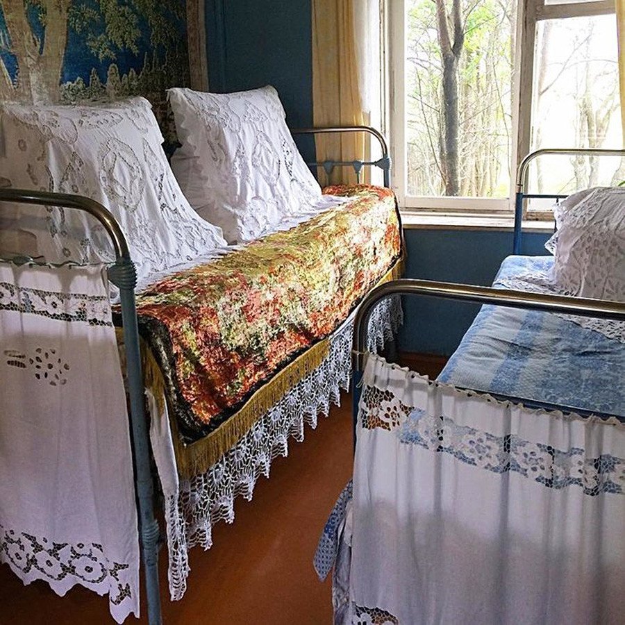 Кровать в деревенском доме