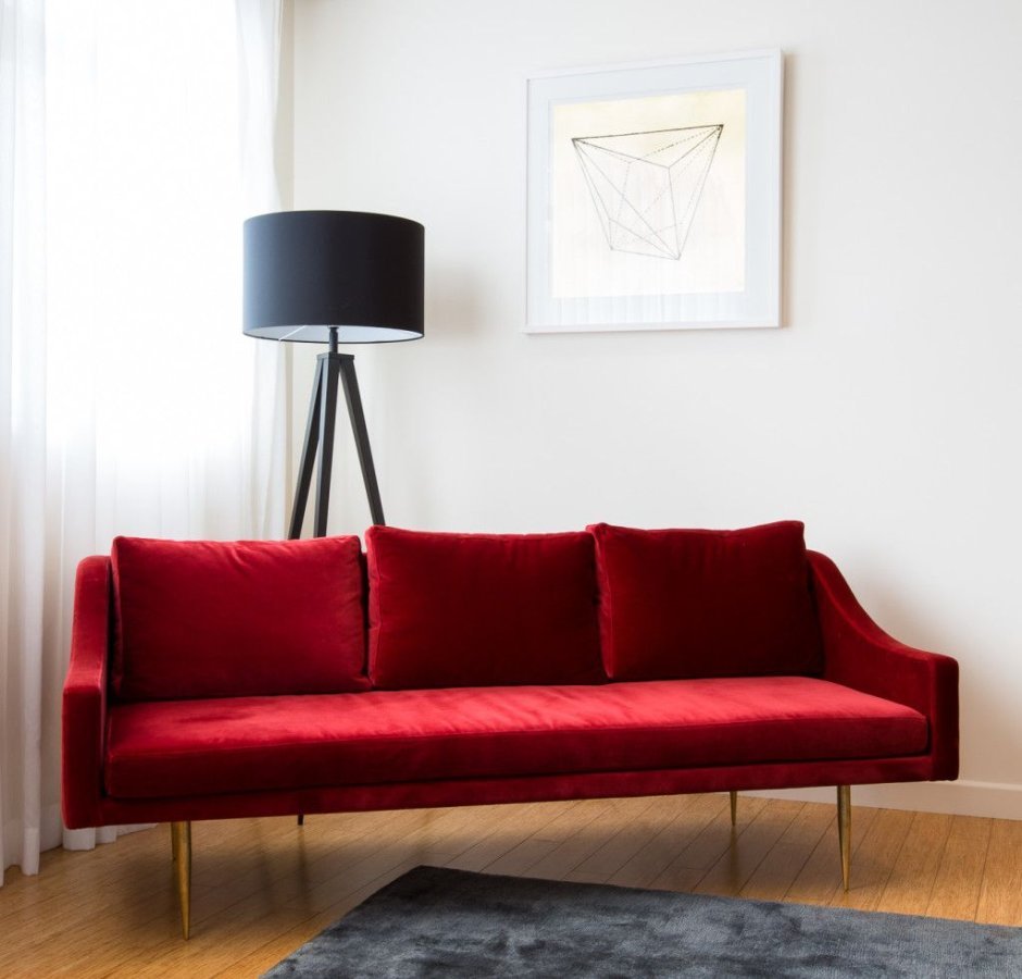 Красный диван велюровый в интерьере