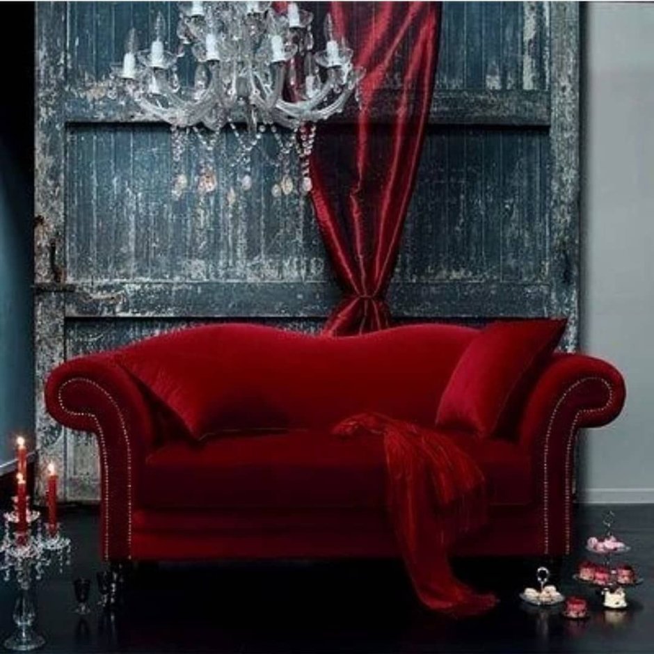 Красный диван