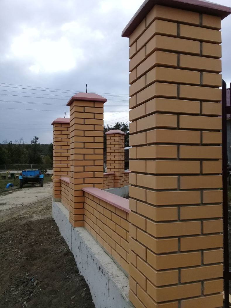 Забор из кирпича
