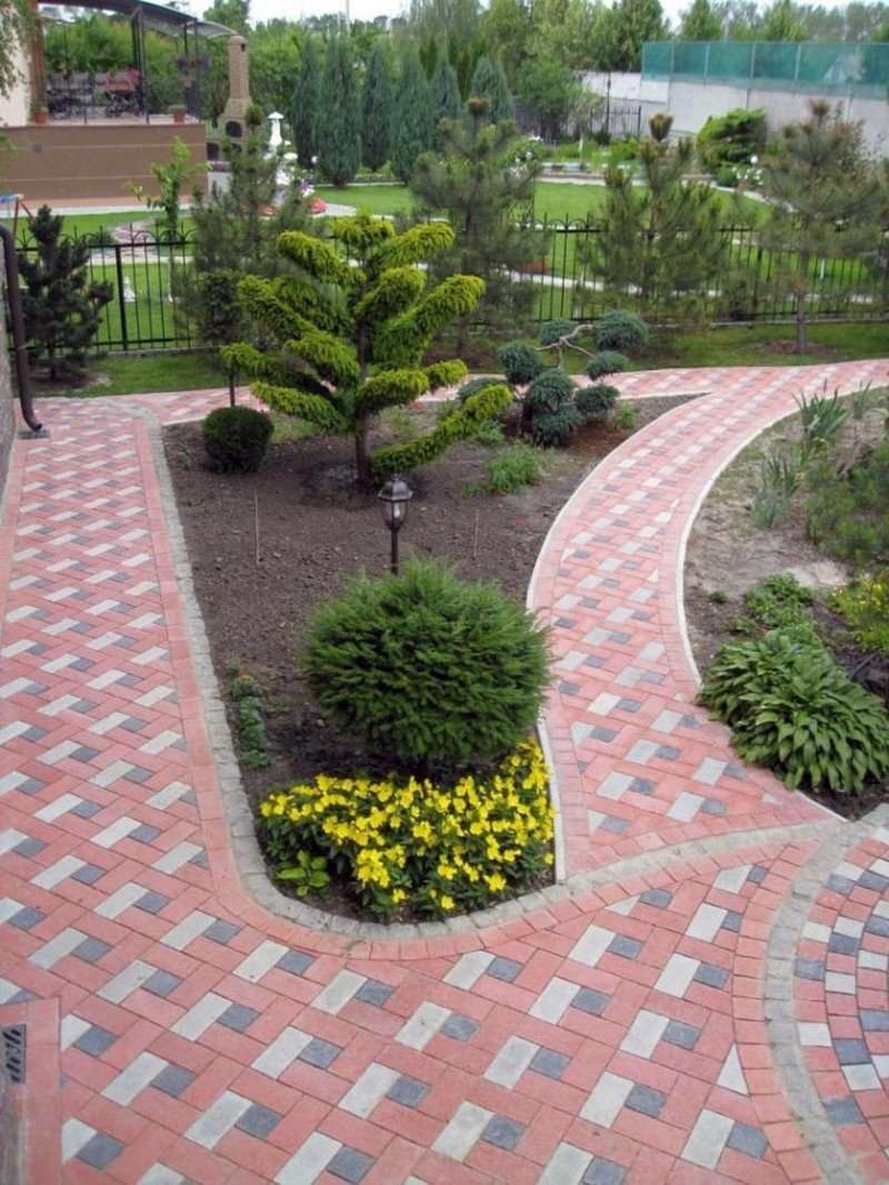 Тротуарная плитка с клумбами во дворе