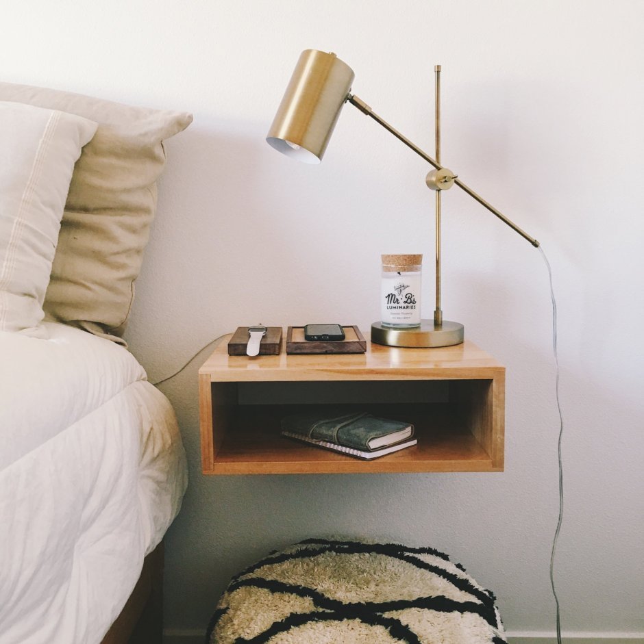 Кровать с полкой в изголовье