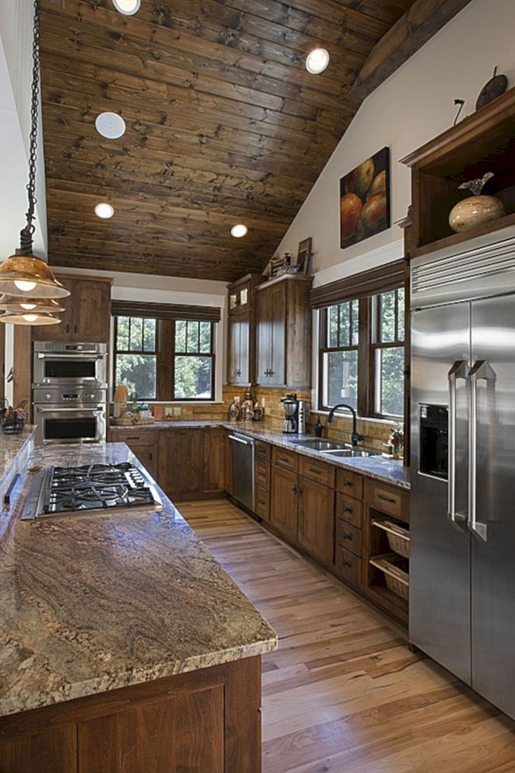 Деревянный потолок на кухне
