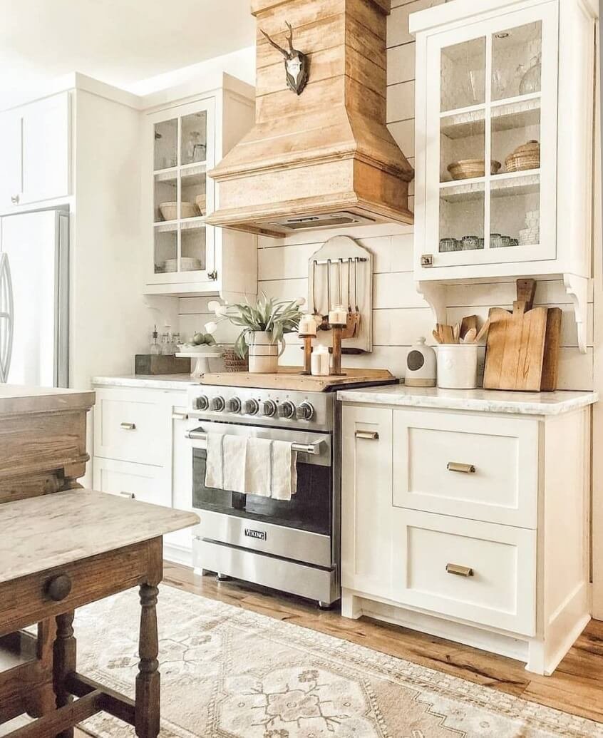 Белая кухня в стиле Кантри