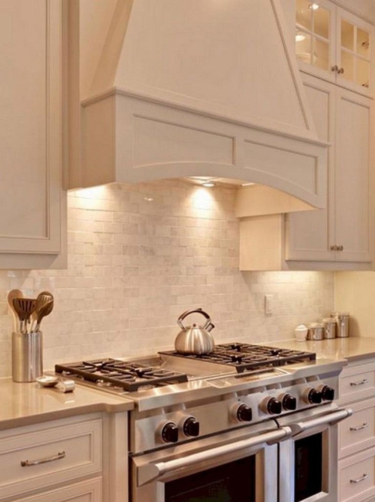 Декор под вытяжку на кухне