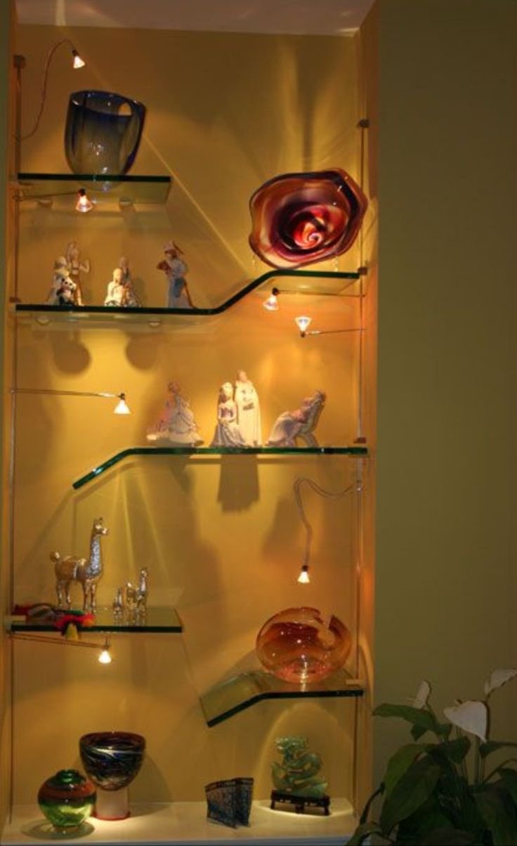 Ниши со стеклянными полками