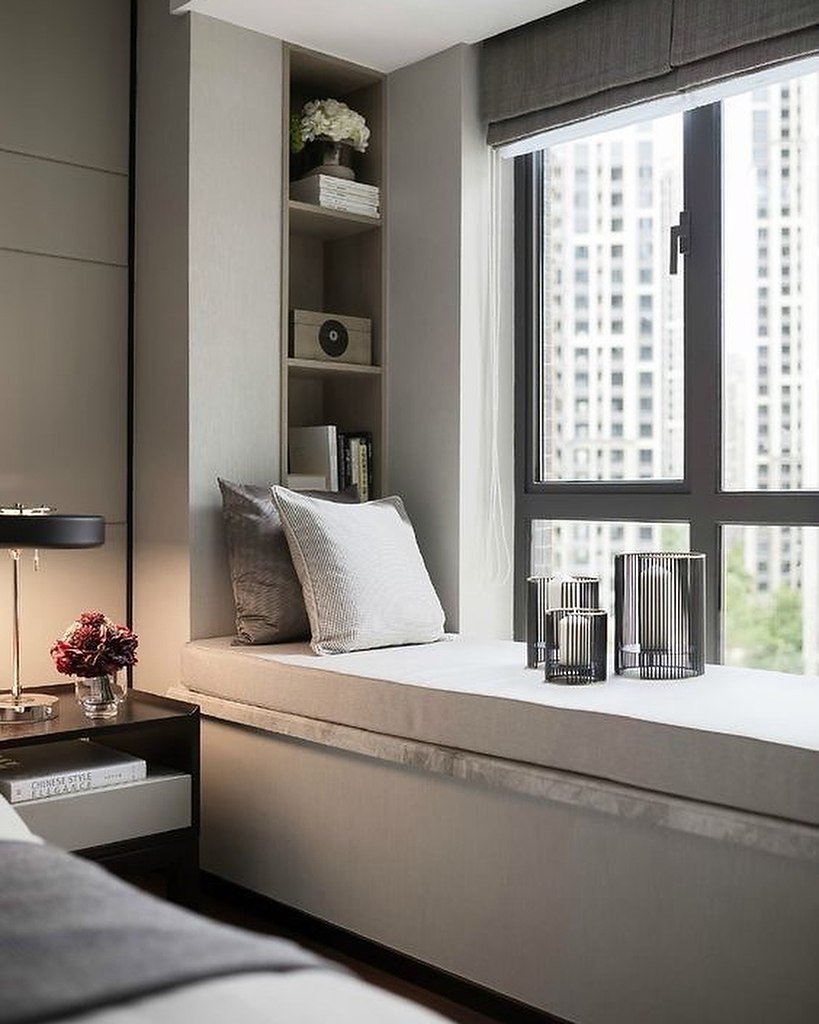 Стол у окна с полками