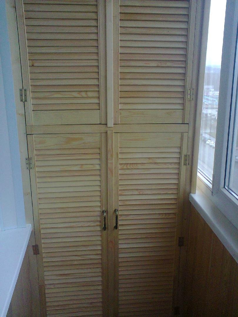 Шкаф на балконе с жалюзийными дверцами