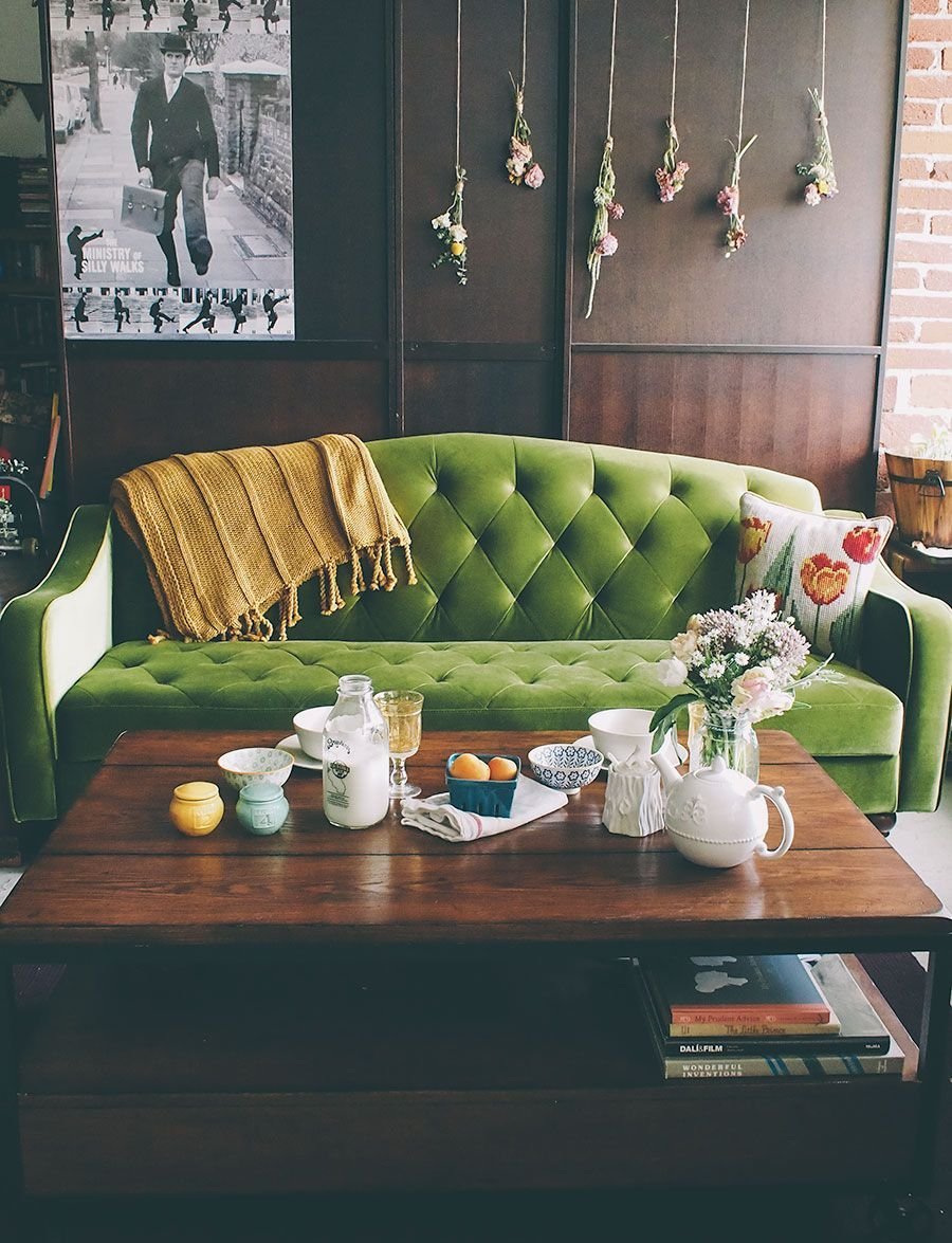 Диван изумрудного цвета в интерьере