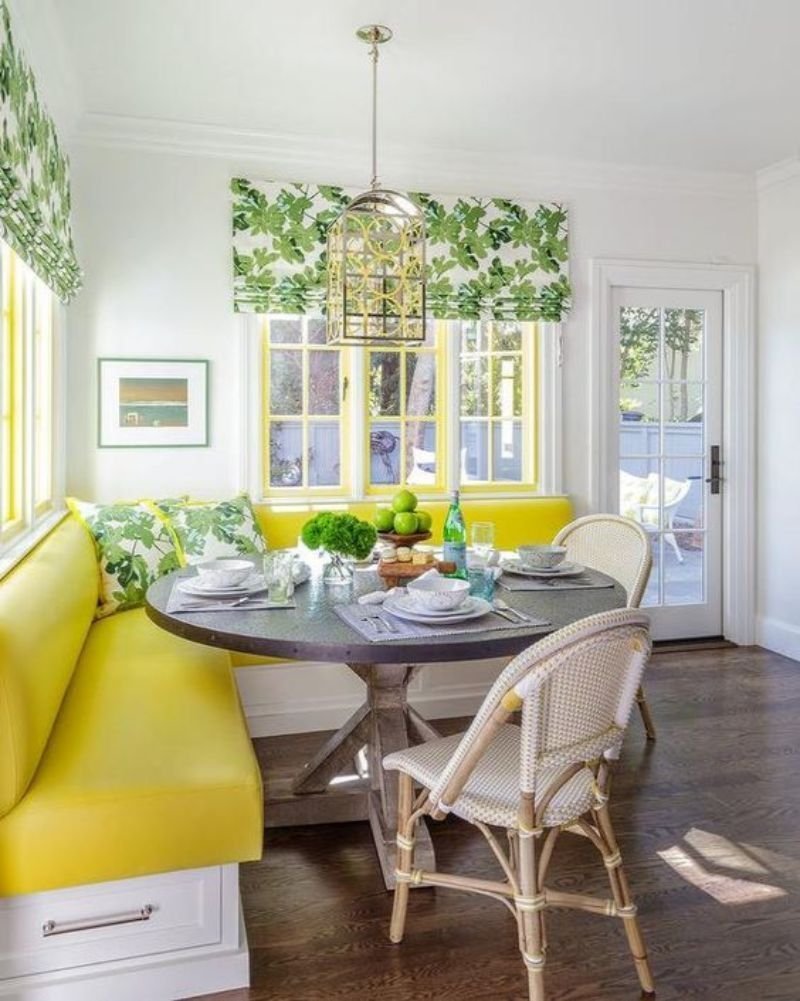 Кухня с зоной отдыха с диваном