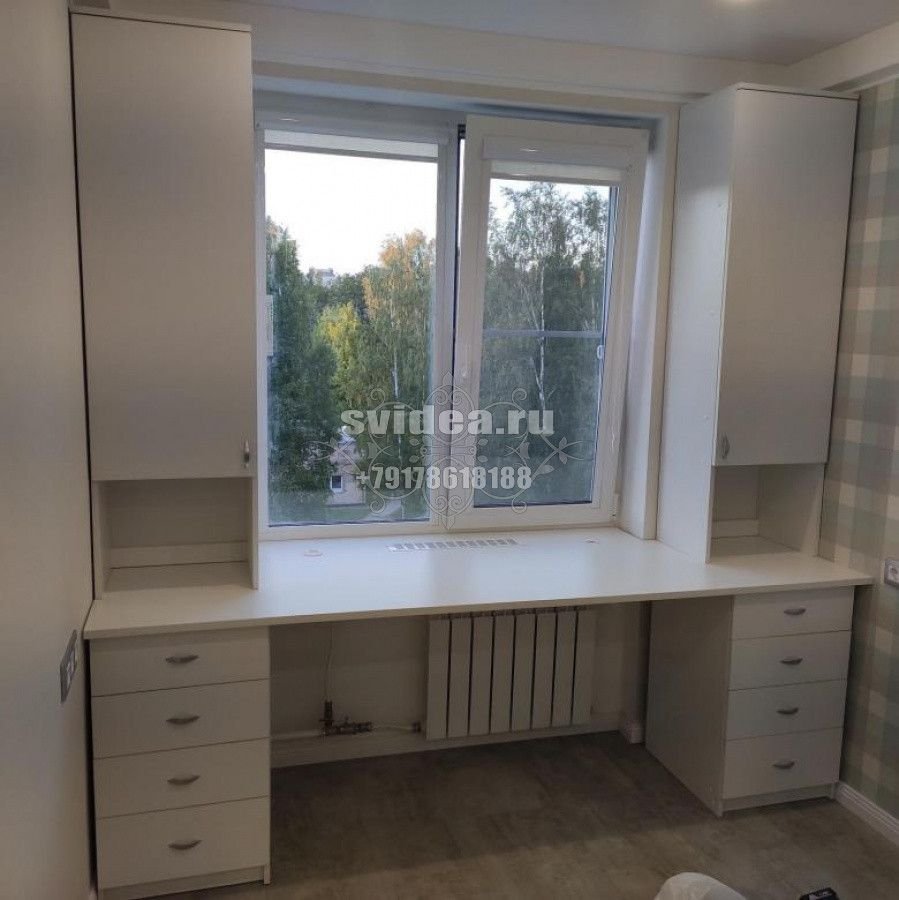 Письменный стол вдоль окна