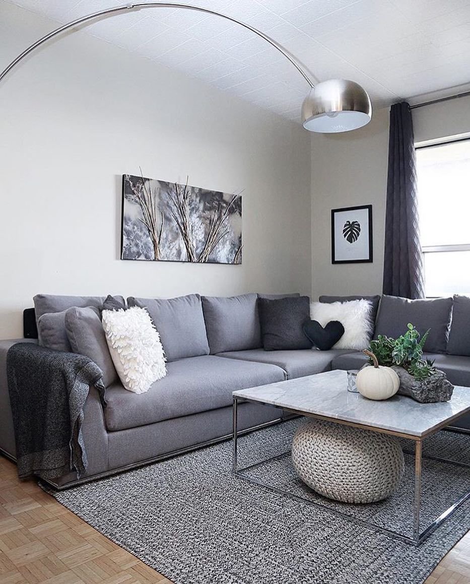 Серые стены в зале