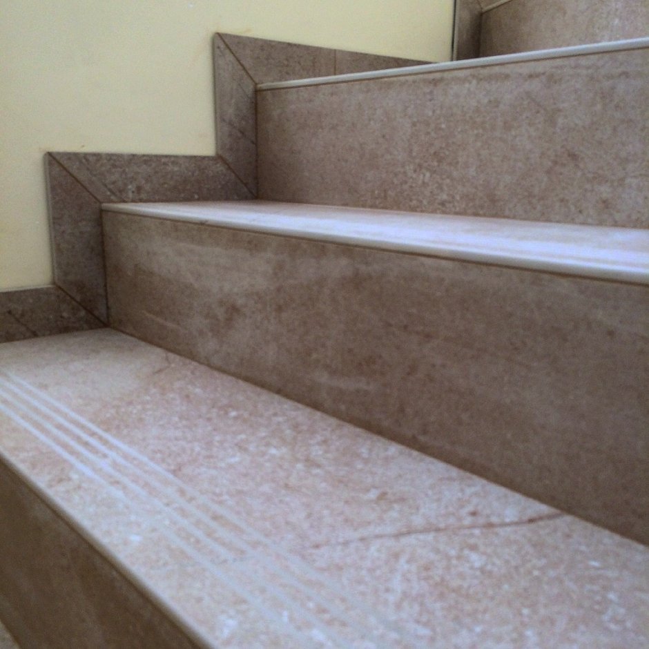 Плинтус на лестнице из керамогранита
