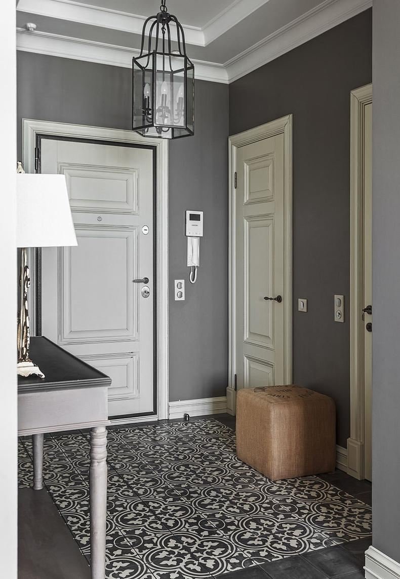 Серые стены в прихожей