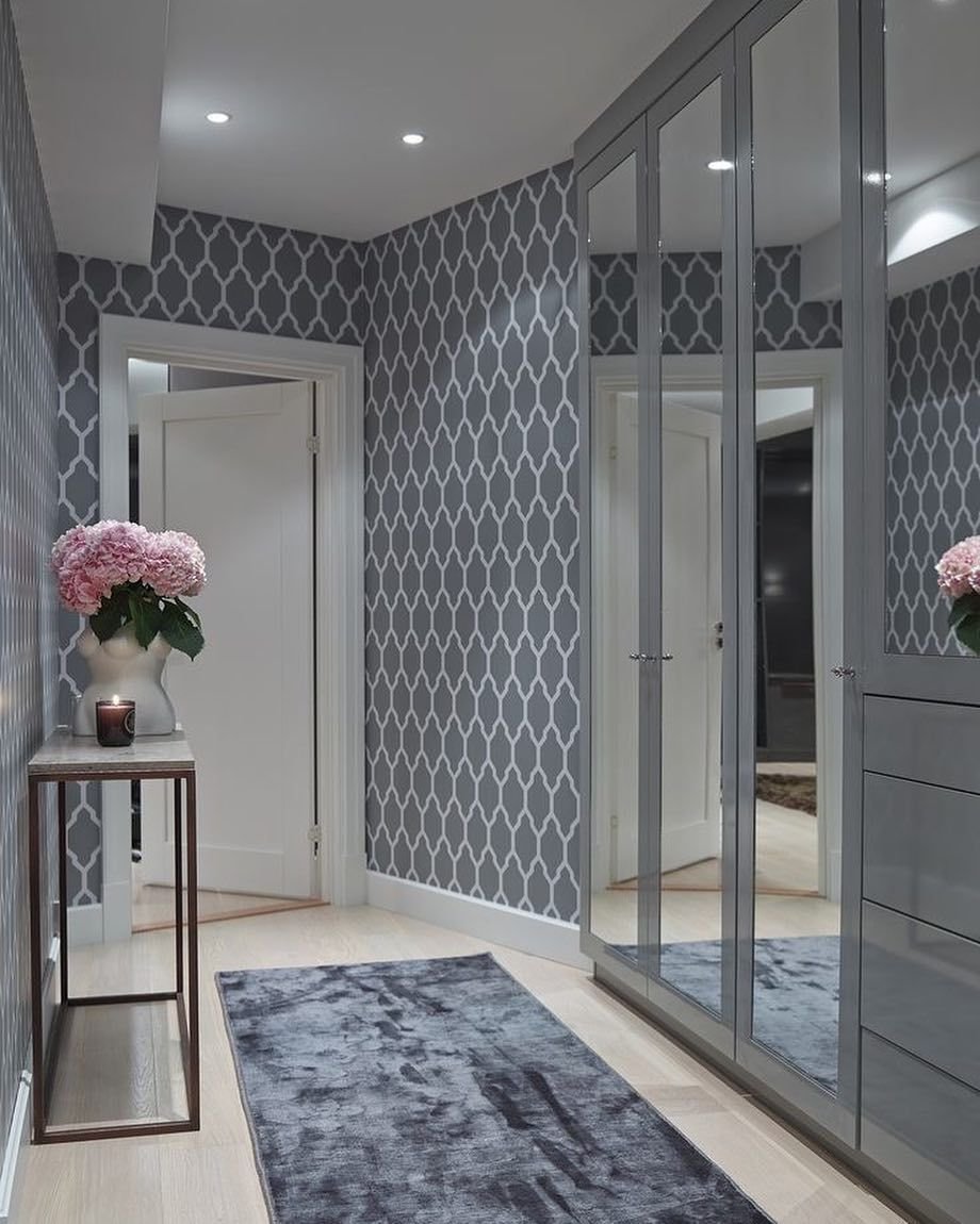 Серые обои в прихожей