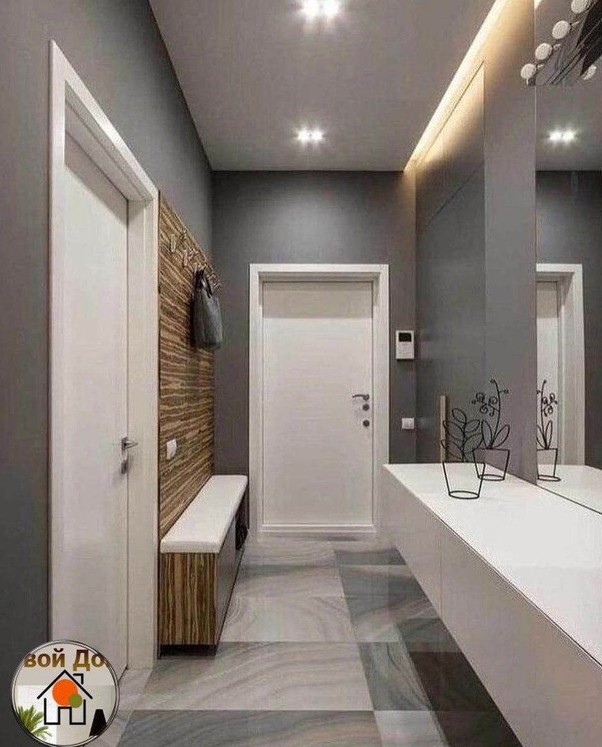Серые стены в прихожей