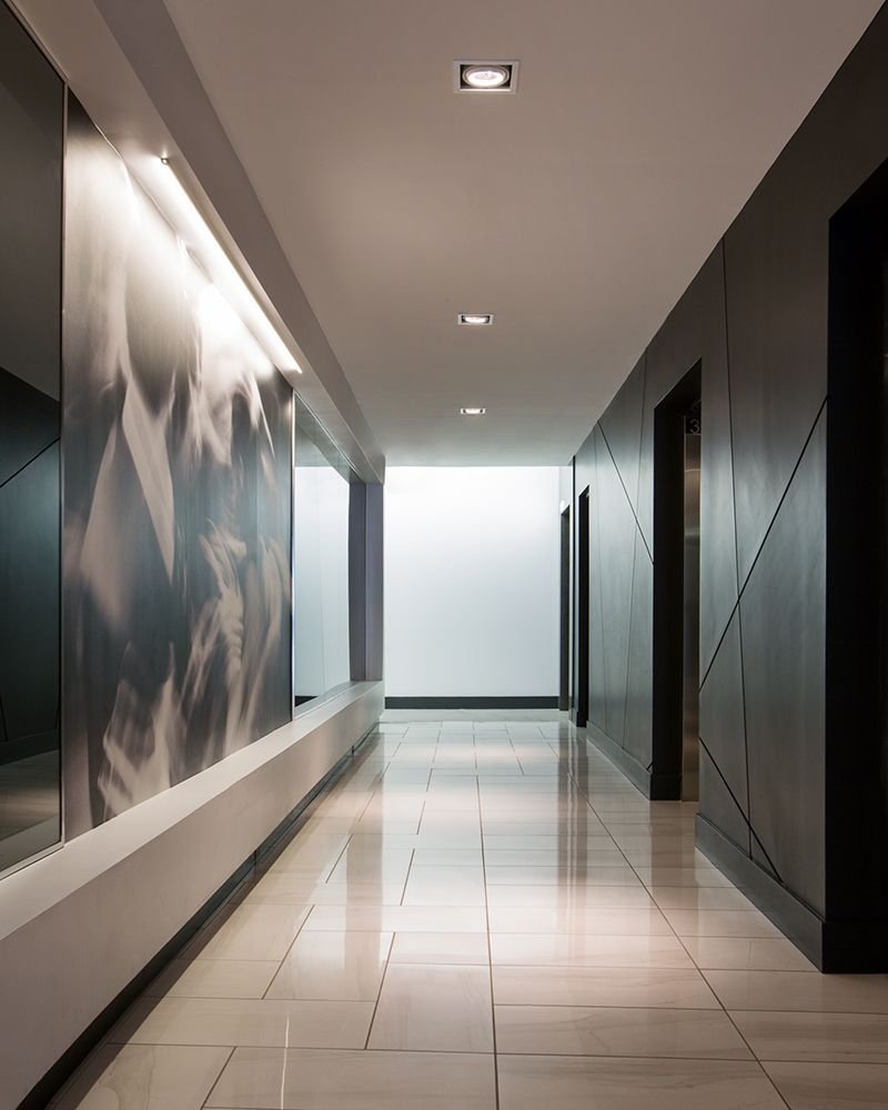 Современное освещение в коридоре