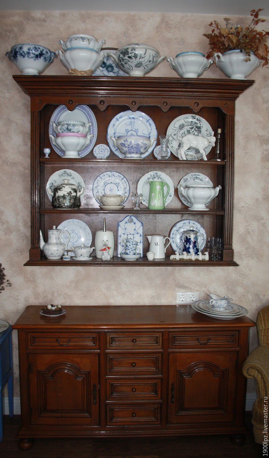 Старый шкаф для посуды