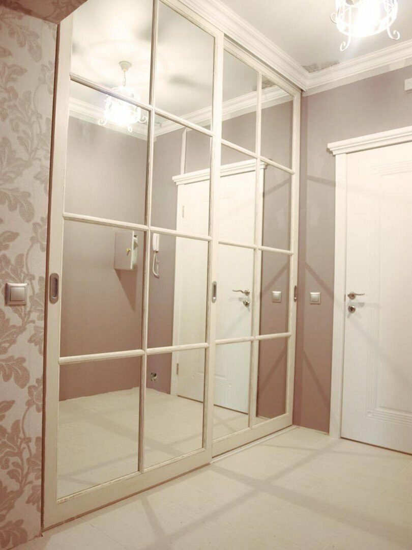 Зеркальная дверь в гардеробную раздвижная на роликах