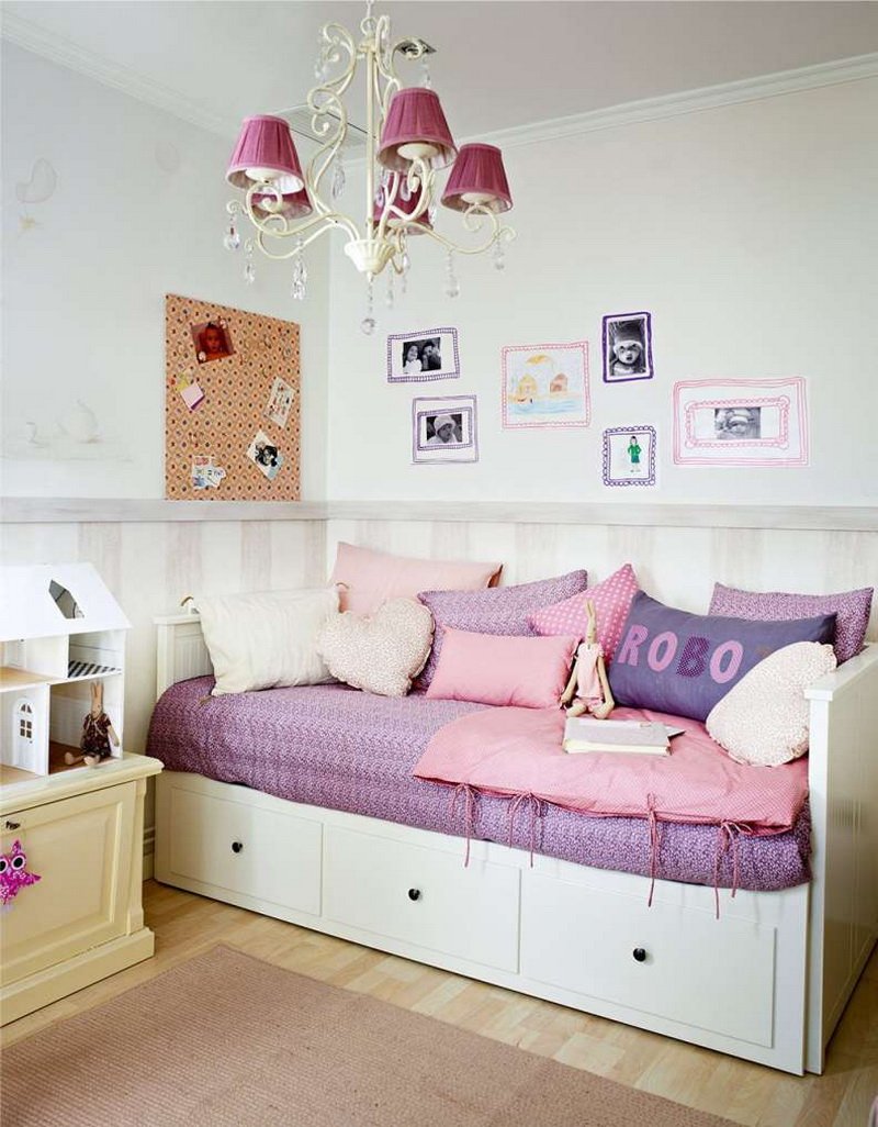 Кровать вдоль окна в детской