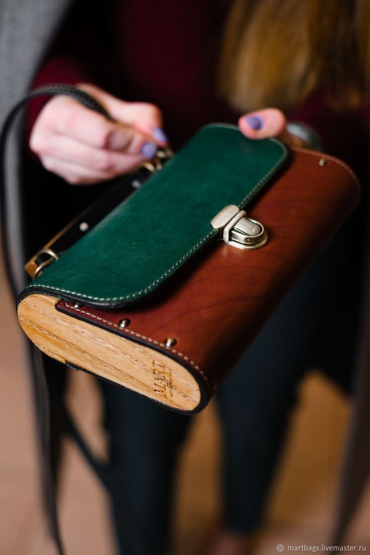 Сумочка из кожи и дерева