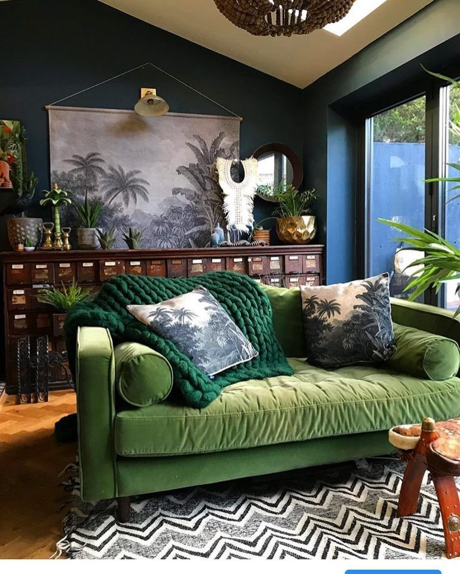 Зеленый диван в интерьере