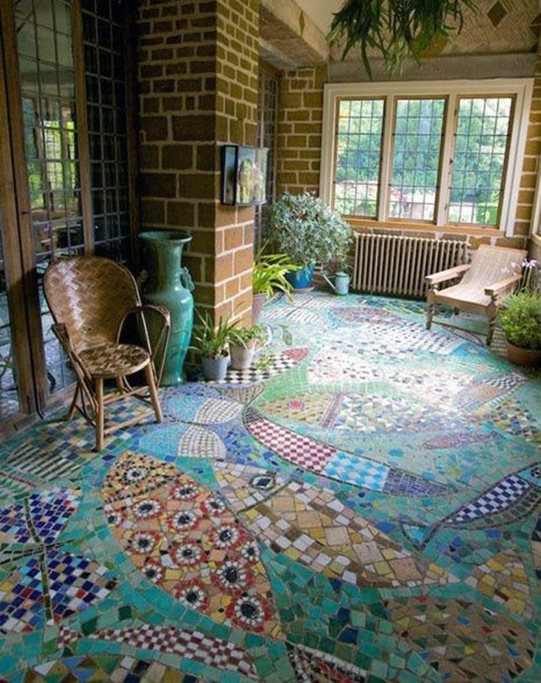 Яркая плитка на даче