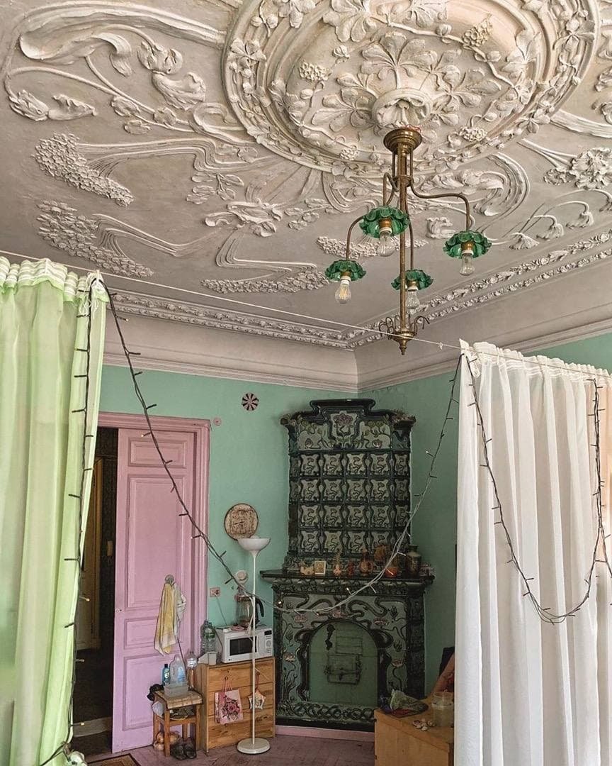 Старая лепнина на потолке