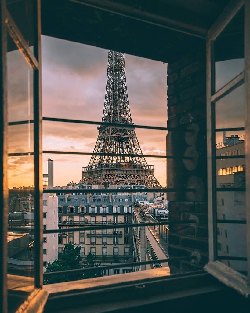 Окно с видом на Эйфелеву башню