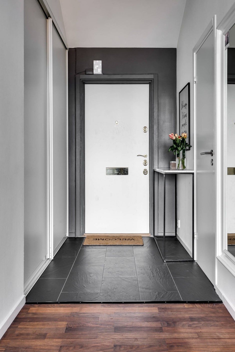 Серая плитка в коридоре