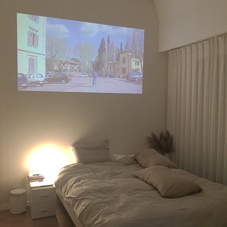 Проектор в спальне