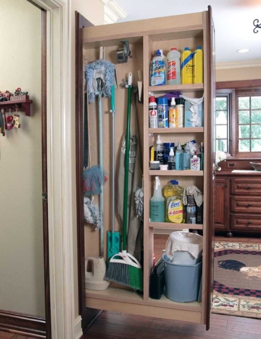 Хозяйственный шкаф в коридор