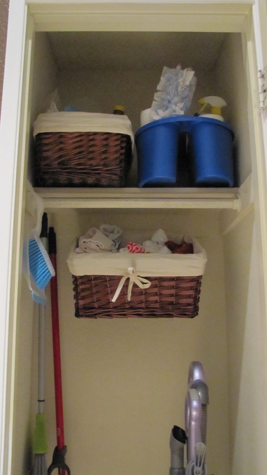 Место для хранения швабры и ведра