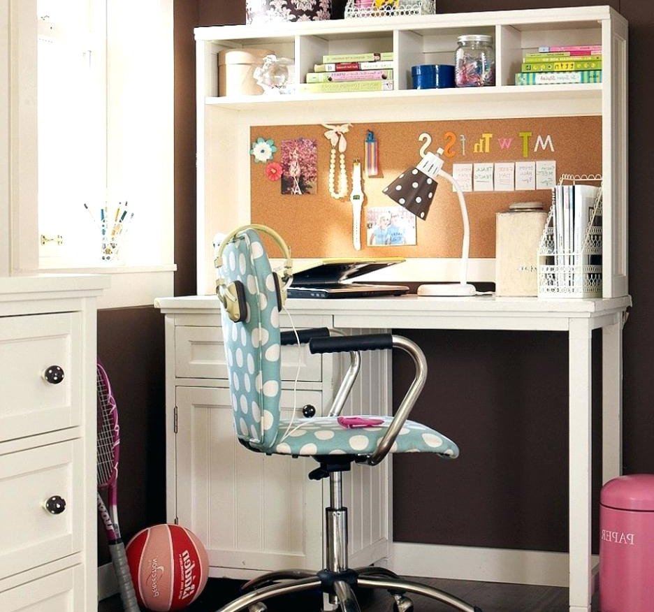 Рабочее место подростка девочки