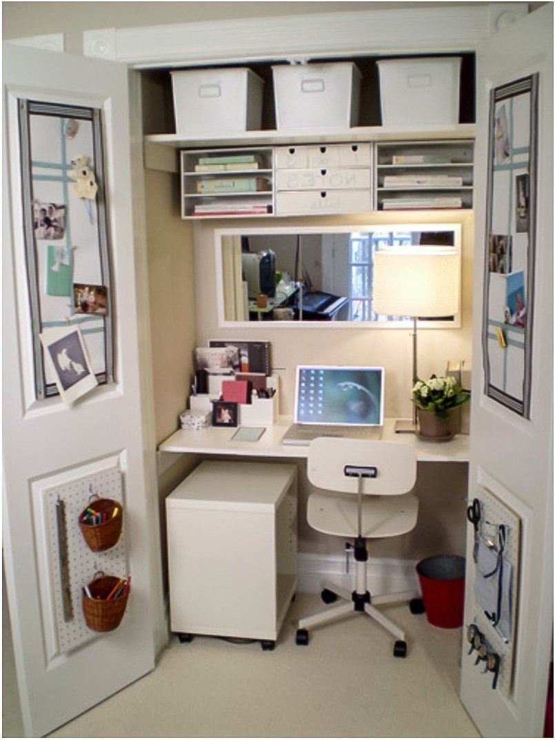 Швейный уголок в маленькой квартире