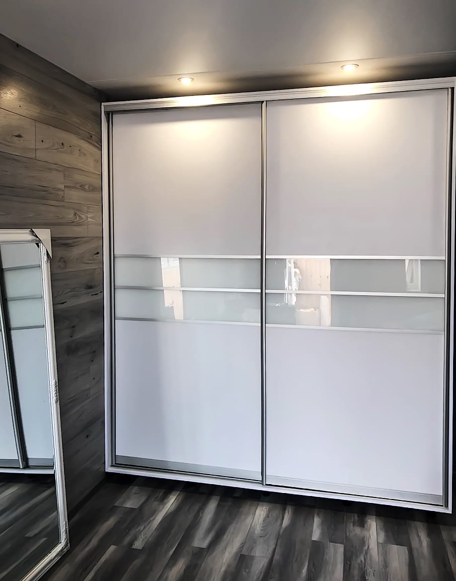 Шкаф купе со стеклом