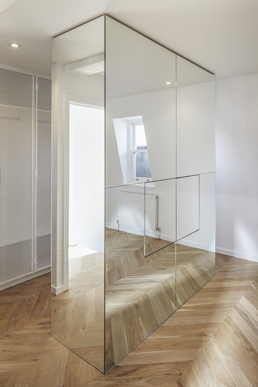 Зеркало на торце шкафа