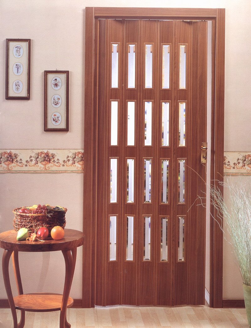 Дверь гармошка со стеклом