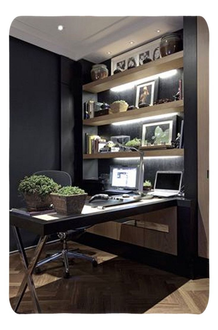 Компьютерный стол в гостиной