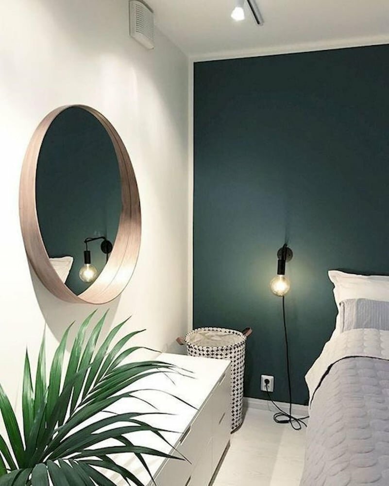 Точечные светильники над кроватью в спальне