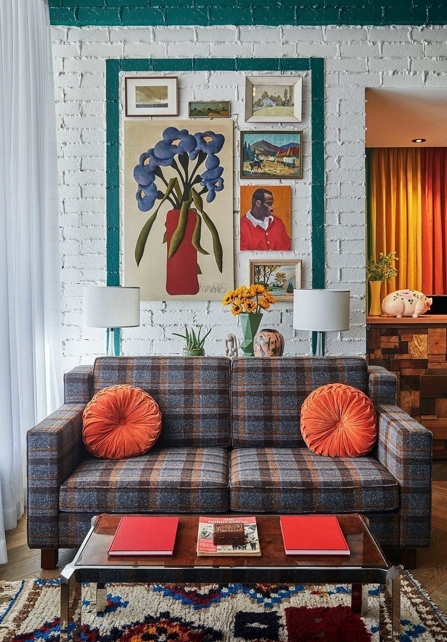 Клетчатый диван в интерьере