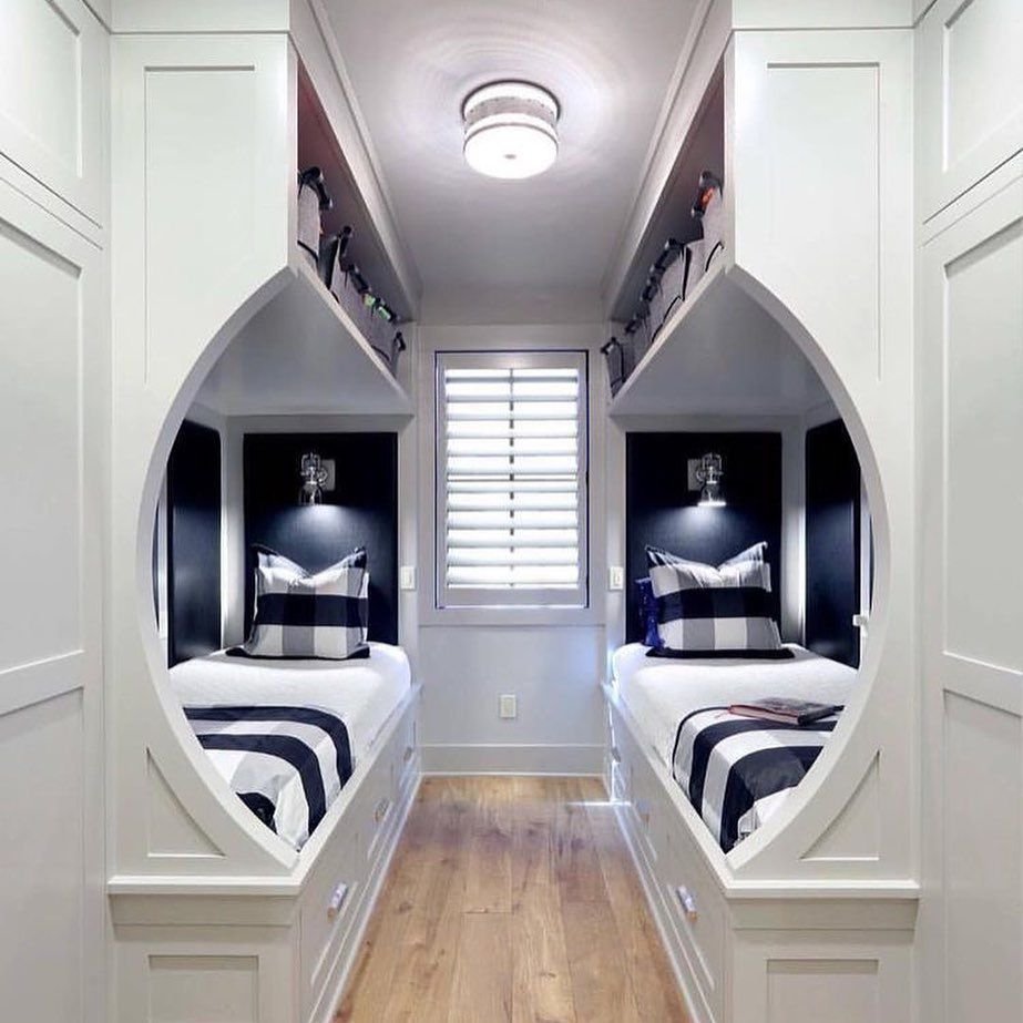 Узкая спальня для двоих детей