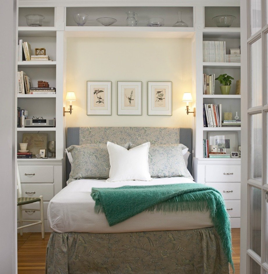 Современный дизайн спальни с полками у изголовья