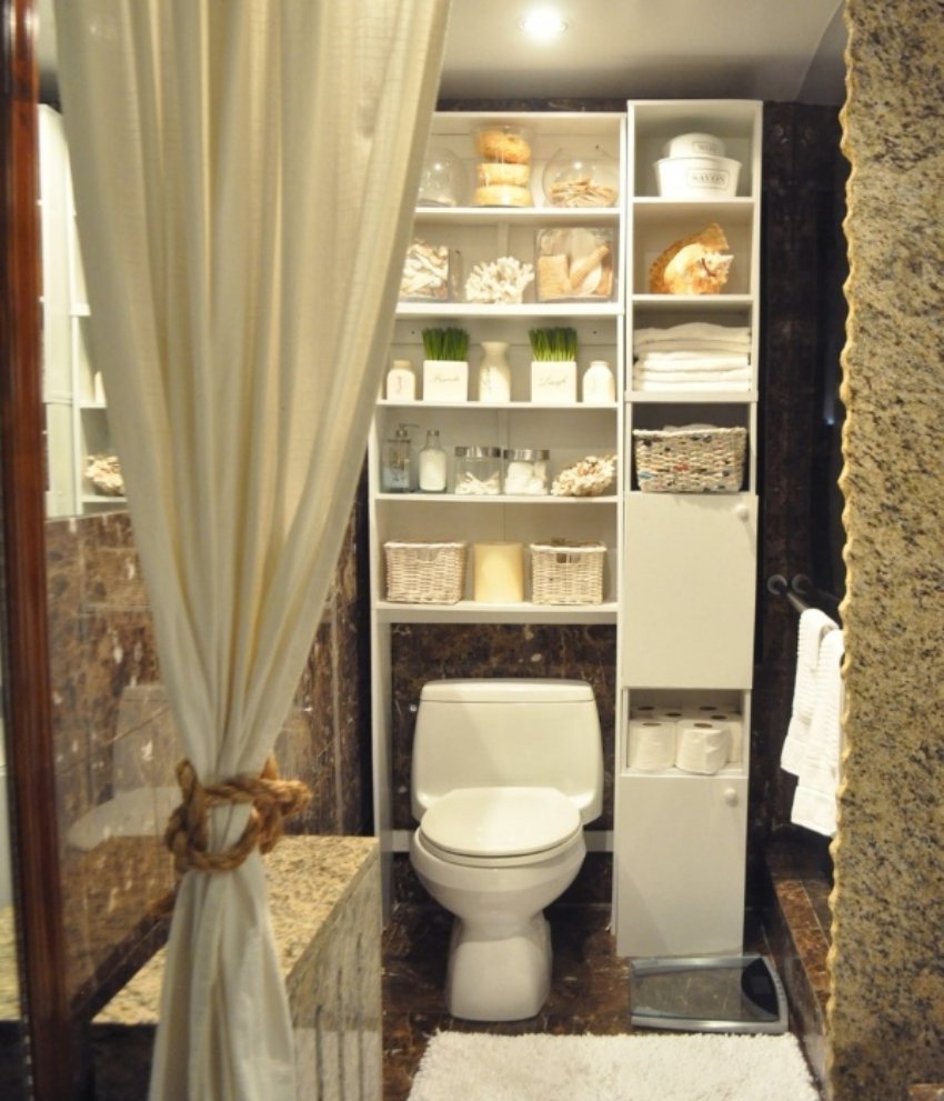 Полочки в туалете за унитазом