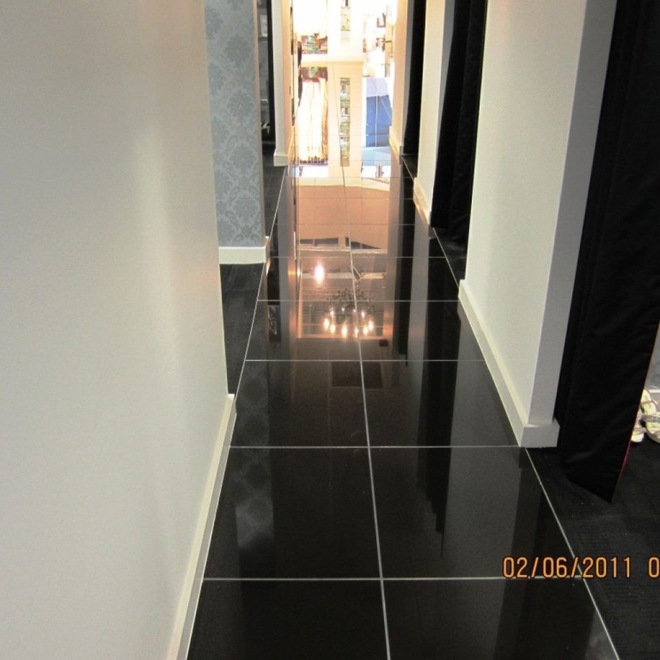 Черно белая плитка в прихожей