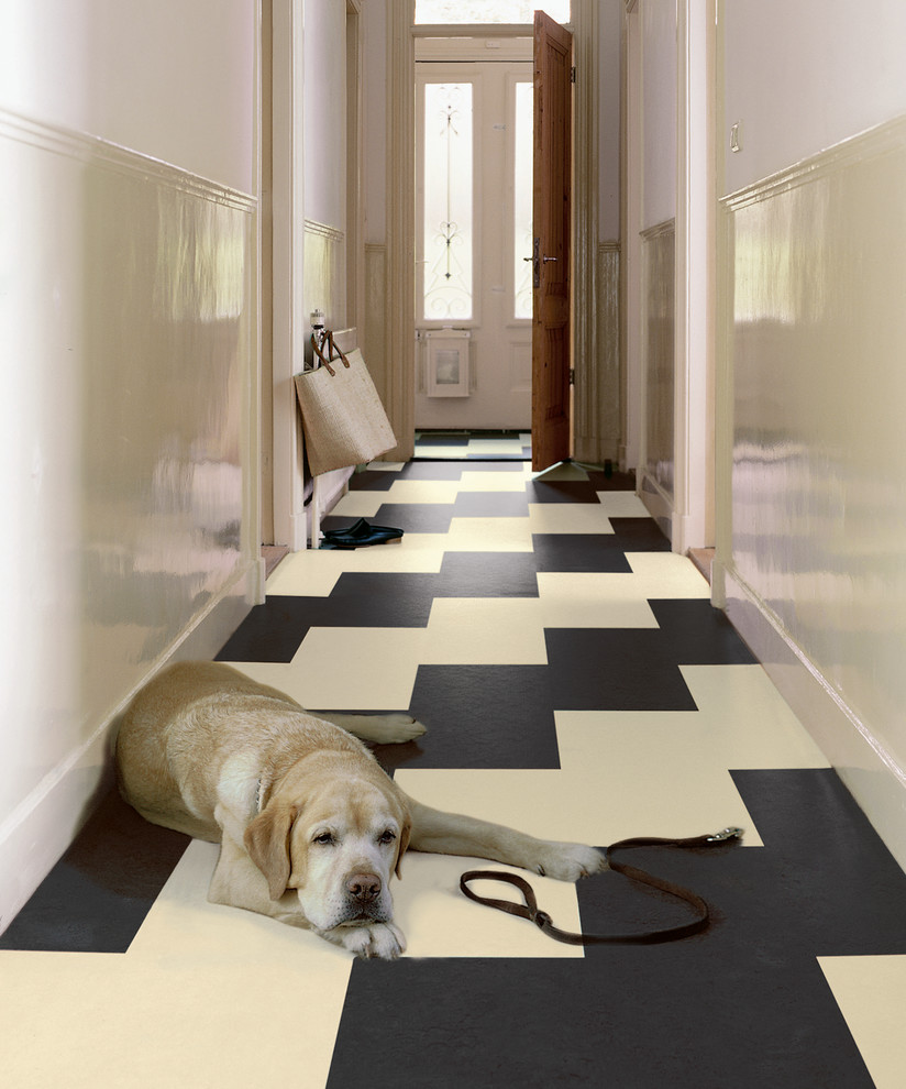 Черная плитка в прихожей на полу